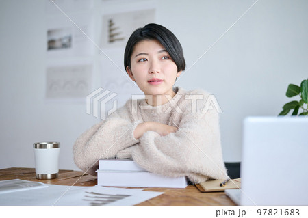 オフィスで仕事をする若い女性クリエイター オフィスで仕事をする若い女性クリエイター 97821683