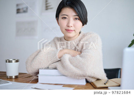 オフィスで仕事をする若い女性クリエイター オフィスで仕事をする若い女性クリエイター 97821684