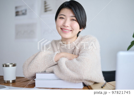 オフィスで仕事をする若い女性クリエイター オフィスで仕事をする若い女性クリエイター 97821745