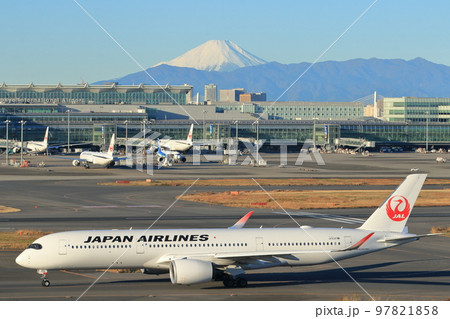 富士山を背景に誘導路を走るジェット機　旅客機　羽田空港から見る富士山 97821858