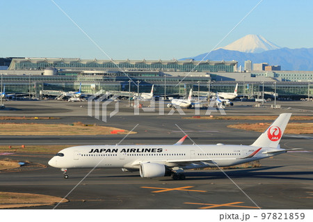 富士山を背景に誘導路を走るジェット機　旅客機　羽田空港から見る富士山 97821859