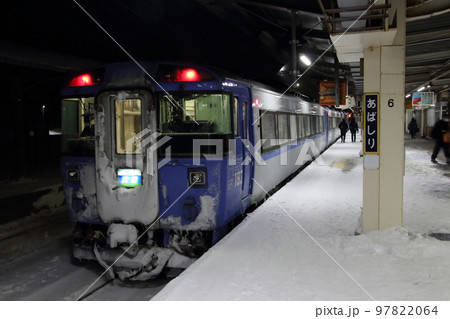 夜の網走駅に停車中の特急大雪（キハ183系車両） 97822064