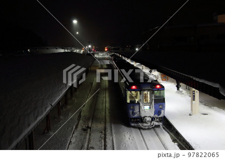 夜の網走駅に停車中の特急大雪（キハ183系車両） 97822065