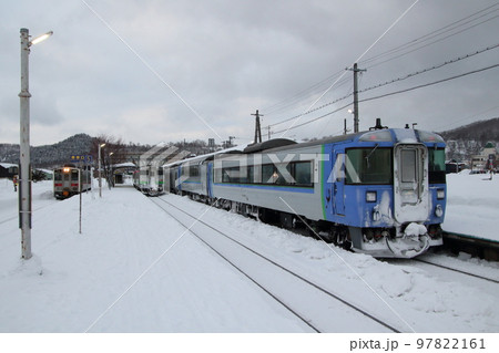 上川駅に停車中の特急大雪と普通列車 97822161