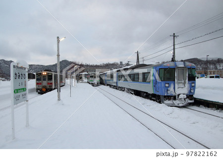 上川駅に停車中の特急大雪と普通列車 上川駅に停車中の特急大雪と普通列車 97822162