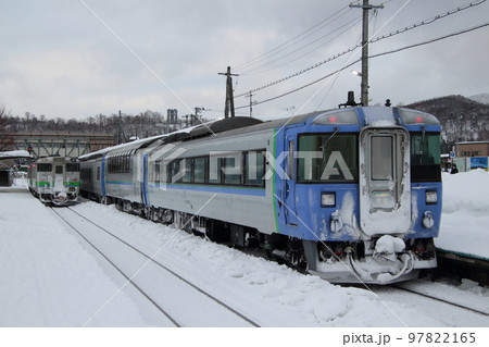 上川駅に停車中の特急大雪と普通列車 97822165