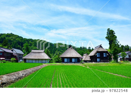 初夏の荻ノ島かやぶき環状集落（新潟県） 97822548