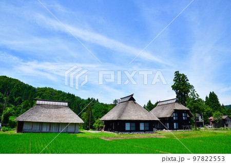 初夏の荻ノ島かやぶき環状集落（新潟県） 97822553