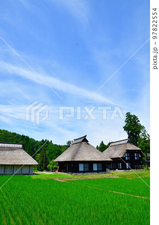 初夏の荻ノ島かやぶき環状集落（新潟県） 97822554
