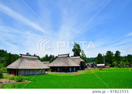 初夏の荻ノ島かやぶき環状集落（新潟県） 97822555