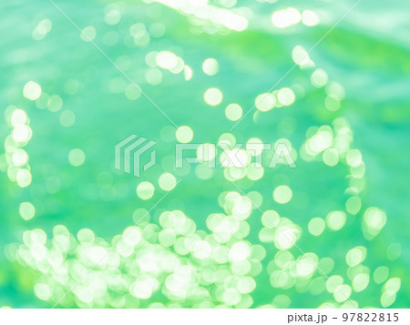 背景素材　水玉模様のリフレクション　グリーン系統 97822815