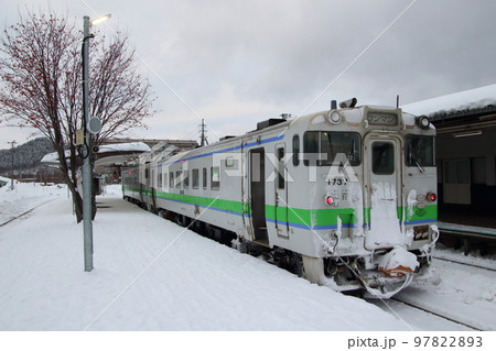 冬の上川駅に停車中の石北本線キハ40(旭川⇔遠軽) 冬の上川駅に停車中の石北本線キハ40(旭川⇔遠軽) 97822893