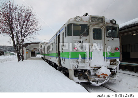 冬の上川駅に停車中の石北本線キハ40（旭川⇔遠軽） 97822895