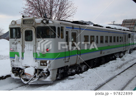 冬の上川駅に停車中の石北本線キハ40(旭川⇔遠軽) 冬の上川駅に停車中の石北本線キハ40(旭川⇔遠軽) 97822899