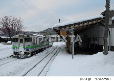 冬の上川駅に停車中の石北本線キハ40(旭川⇔遠軽) 冬の上川駅に停車中の石北本線キハ40(旭川⇔遠軽) 97822901