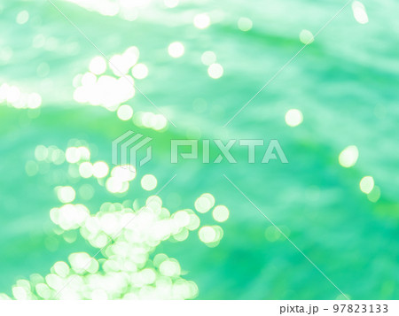 背景素材　水玉模様のリフレクション　グリーン系統 97823133
