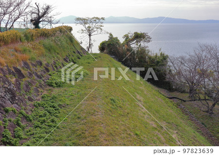 原城の櫓台跡（天守台跡）付近の土塁と有明海 97823639