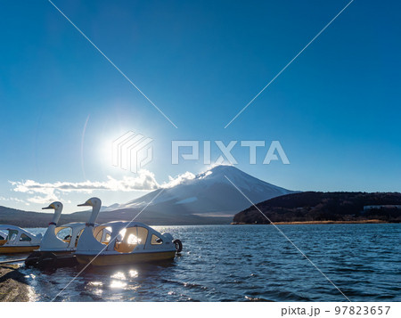 初冬の富士山　山中湖畔から望む 97823657