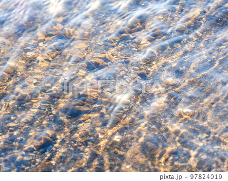背景素材　水面の輝きとうねりのリフレクション 97824019