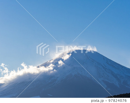 初冬の富士山 山麓を覆う激しい雪煙 初冬の富士山 山麓を覆う激しい雪煙 97824076