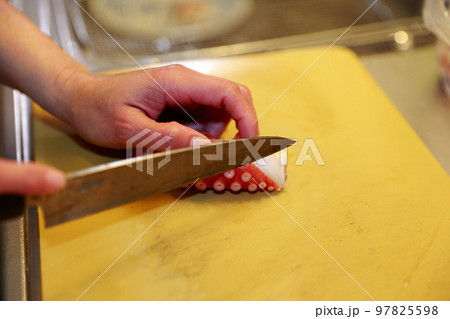 タコの調理 97825598