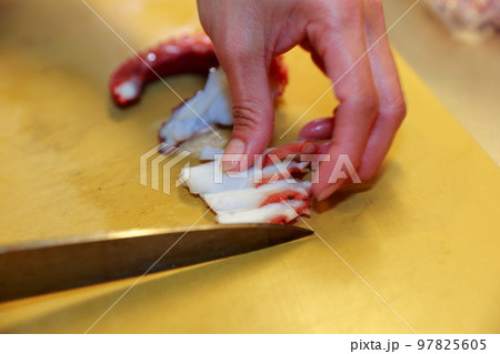 タコの調理 97825605