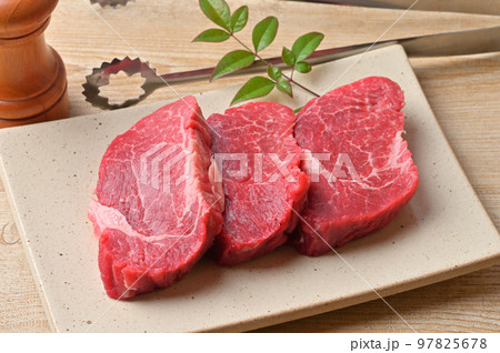 黒毛和牛のヒレ肉、フィレ肉、ステーキ用牛肉、高級肉、精肉、未加熱の生肉です。国産牛肉。 97825678