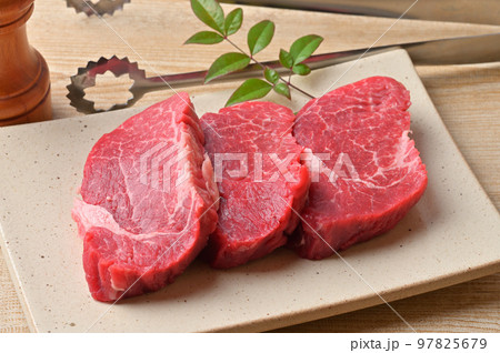 黒毛和牛のヒレ肉、フィレ肉、ステーキ用牛肉、高級肉、精肉、未加熱の生肉です。国産牛肉。 97825679