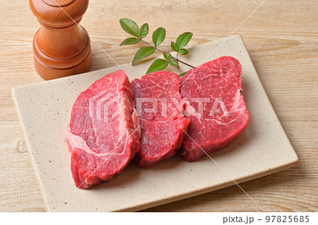 黒毛和牛のヒレ肉、フィレ肉、ステーキ用牛肉、高級肉、精肉、未加熱の生肉です。国産牛肉。 97825685