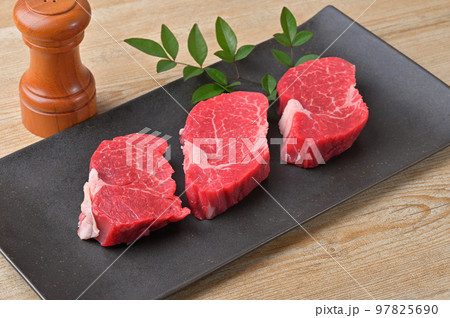 黒毛和牛のヒレ肉、フィレ肉、ステーキ用牛肉、高級肉、精肉、未加熱の生肉です。国産牛肉。 97825690