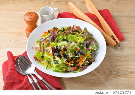 ドレッシングはかけていません。チョレギサラダ、韓国風サラダ、サニーレタスのサラダ。 97825778