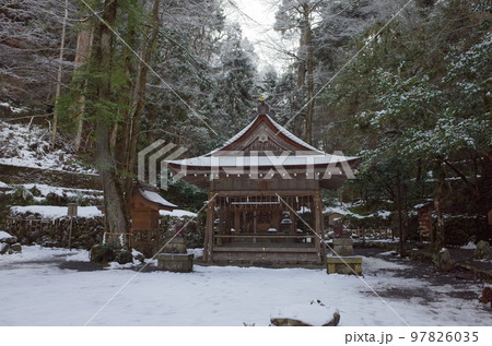 能舞台と奥宮の風景_貴船神社奥宮 97826035