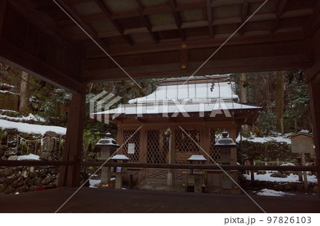 能舞台と奥宮の風景_貴船神社奥宮 97826103