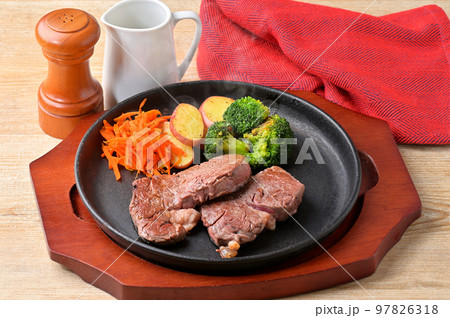 注意)湯気はレタッチ合成です。黒毛和牛のフィレ肉、ヒレ肉のステーキ。ステーキ肉、ビーフ、牛肉。 注意)湯気はレタッチ合成です。黒毛和牛のフィレ肉、ヒレ肉のステーキ。ステーキ肉、ビーフ、牛肉。 97826318