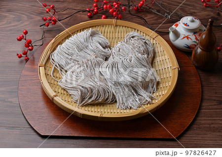 注意)茹でる前の蕎麦、そば、ソバ。未調理、麺。 注意)茹でる前の蕎麦、そば、ソバ。未調理、麺。 97826427