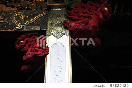 国宝日光山輪王寺大猷院の本殿拝殿で参拝来院者を見下す阿形の赤い獅子 国宝日光山輪王寺大猷院の本殿拝殿で参拝来院者を見下す阿形の赤い獅子 97826429