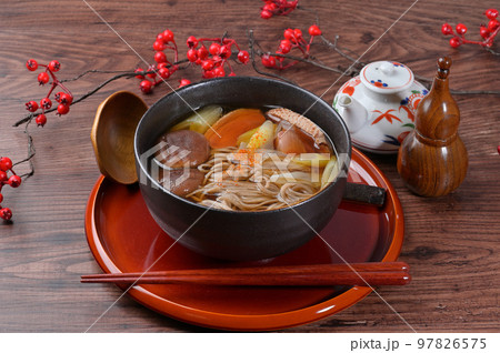 注意）湯気は合成です。鴨南蛮そば、鴨南蛮、鴨南蛮蕎麦、鴨南ばん、蕎麦、おそば、鴨肉とネギのお蕎麦。 97826575