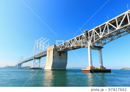 【香川県】瀬戸大橋記念公園から見た春の「瀬戸大橋」 97827602