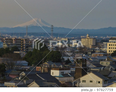 初日の出前の富士山と時の鐘と街並み 埼玉県川越市(ドローンによる空撮) 初日の出前の富士山と時の鐘と街並み 埼玉県川越市(ドローンによる空撮) 97827759