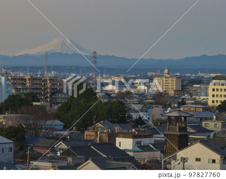 初日の出前の富士山と時の鐘と街並み 埼玉県川越市(ドローンによる空撮) 初日の出前の富士山と時の鐘と街並み 埼玉県川越市(ドローンによる空撮) 97827760