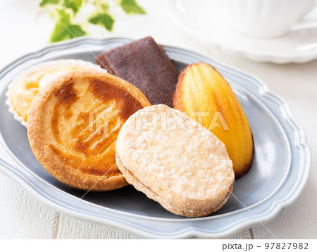 皿の上の色々な焼き菓子とカップ 皿の上の色々な焼き菓子とカップ 97827982