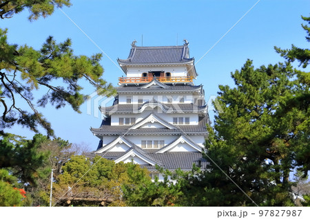 【広島県】晴天の福山城（天守） 97827987