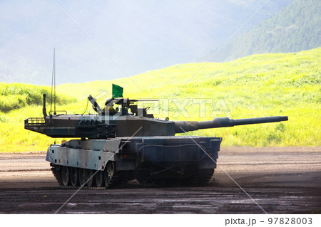 移動をしながら砲台を敵に向ける陸上自衛隊の戦車 97828003