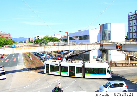 豊橋市、多くの車と路面電車が走る風景 97828221