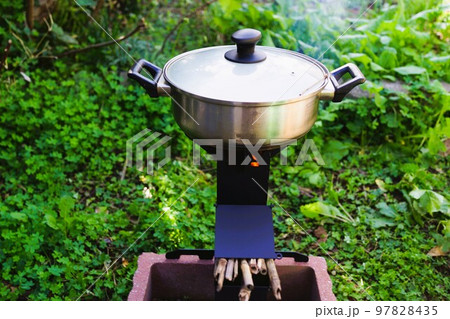 ロケットストーブ　素材　背景　キャンプ　災害　停電　ガス欠 97828435