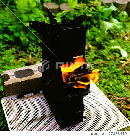 ロケットストーブ　素材　背景　キャンプ　災害　停電　ガス欠 97828459