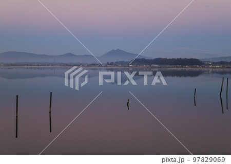 霞ヶ浦に映る筑波山 霞ヶ浦に映る筑波山 97829069