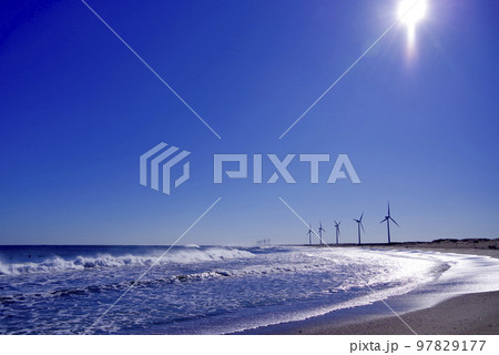 日川浜海水浴場と風車 97829177