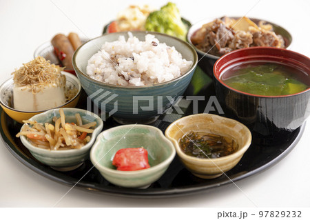 彩りが沢山ある和食、朝食、定食 97829232