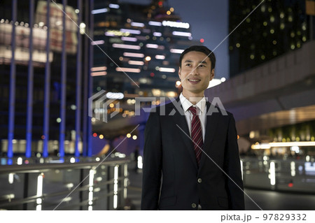 スーツ姿のビジネスマン 夜の街角　ポートレート 97829332